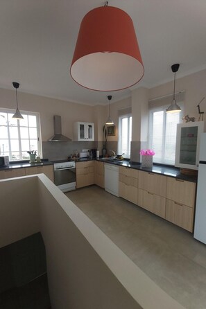 Fridge, microwave, oven, dishwasher - Cottage aus Stein mit Blick auf das Wasser by Interhome (Arco da Calheta)