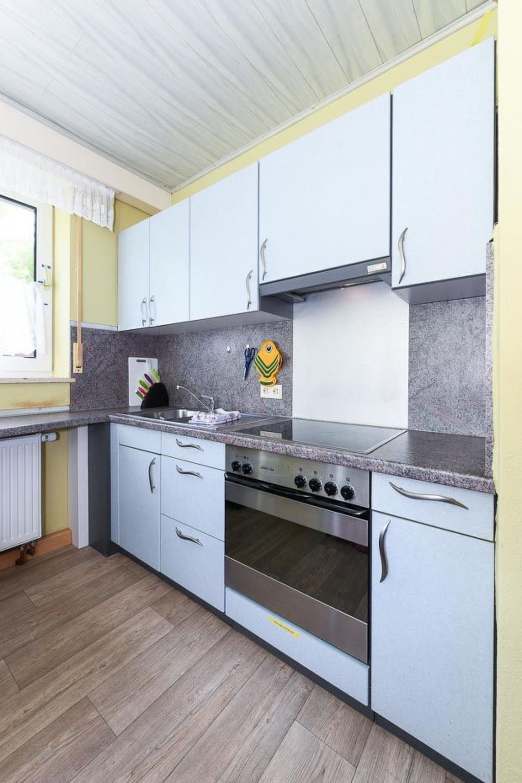 Kylskåp, mikrovågsugn, ugn och grytor/köksredskap