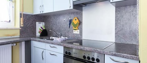 Refrigerador, microondas, horno, utensilios de cocina