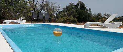 حمّام سباحة مُدفَّأ