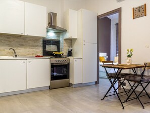 Fridge, microwave, oven, cookware/dishes/utensils - Casa Undine - Les Roches Noires by Interhome (Castelmola)