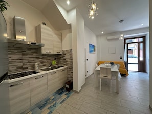 Fridge, oven, cookware/dishes/utensils - Das Delphin-Apartment by Interhome (Castelmola)