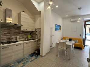 Refrigerador, horno y utensilios de cocina 