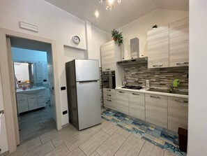 Fridge, oven, cookware/dishes/utensils - Das Delphin-Apartment by Interhome (Castelmola)