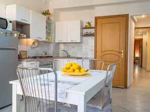 Refrigerador, microondas, horno y utensilios de cocina 