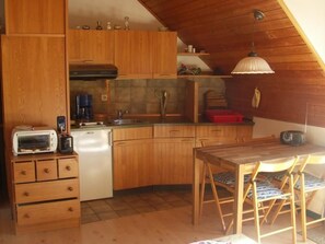 Fridge, microwave, dishwasher, cookware/dishes/utensils - Kleine Wohnung in Seeboden mit Großem Garten by Interhome (Seeboden)