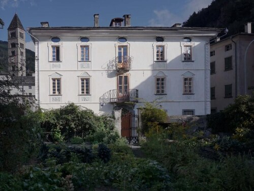 Bündner Zuckerbäckerpalazzo unter Denkmalschutz by Interhome