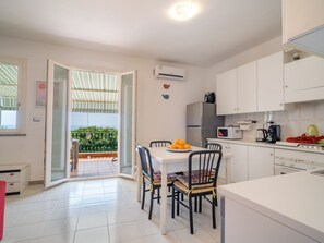 Kühlschrank, Ofen, Geschirrspüler, Kochgeschirr/Geschirr/Besteck