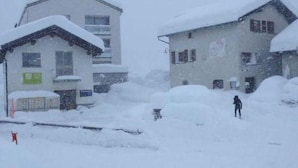 Un bâtiment doté de nombreuses fenêtres et dont le toit est recouvert de neige.
