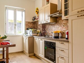 Jääkaappi, mikroaaltouuni, uuni, keittoastiat/astiat/ruokailuvälineet