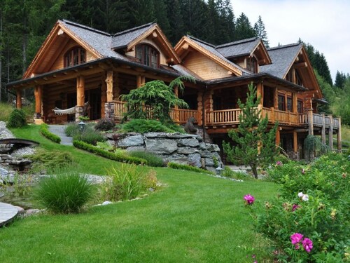 Einzigartiges Designer Log House "Chalet Caprea" by Interhome