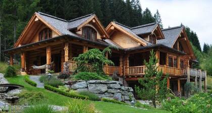 Einzigartiges Designer Log House "Chalet Caprea" by Interhome