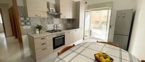 Refrigerador, microondas, horno y lavavajillas