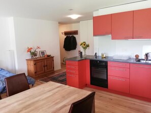 ثلاجة، فرن، مستلزمات طهي/أطباق/أوعية