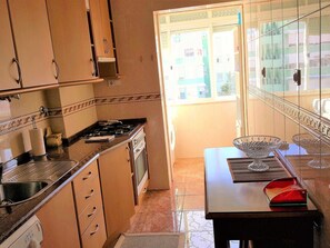 Fridge, microwave, oven, dishwasher - Wohnung in Lissabon by Interhome (Lisbon)