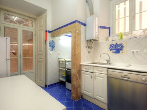Fridge, microwave, oven, dishwasher - Studio für 19 Personen und 1 Kind in Lissabon by Interhome (Lisbon)