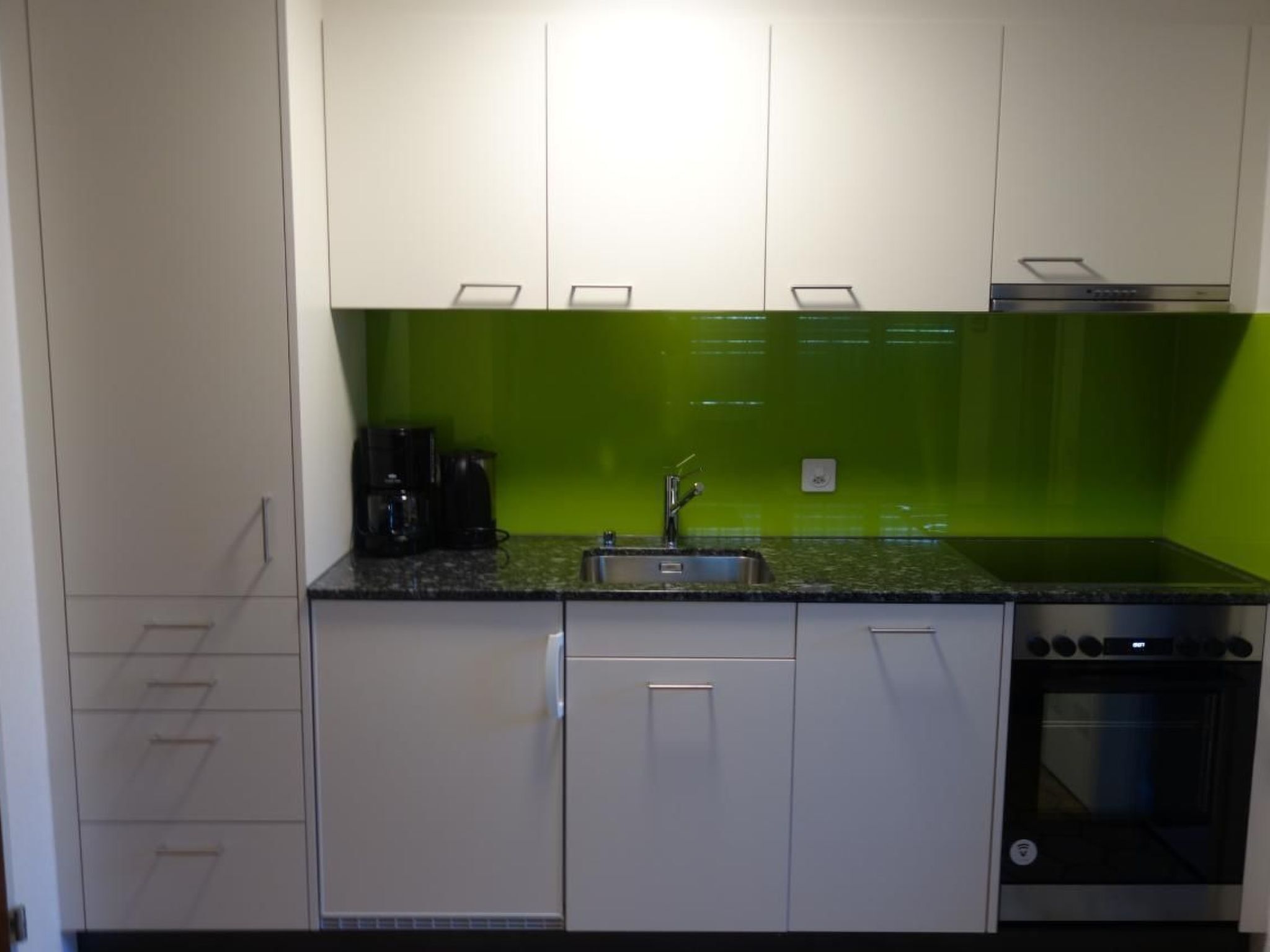 Geladeira, fogão, lava-louças, talheres/pratos/utensílios de cozinha