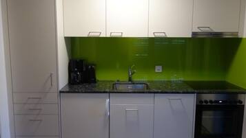 Geladeira, fogão, lava-louças, talheres/pratos/utensílios de cozinha