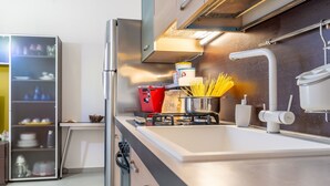 Réfrigérateur, four, batterie de cuisine, vaisselle et ustensiles