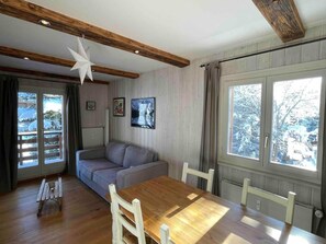 TV, DVD player - Cosy Unterkunft in Crans-Montana in der Nähe von Espace Kids by Interhome (Crans-Montana)