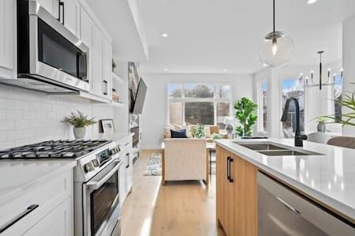 16 Guests | 2 King Beds | Game Room | 8 BR| Garage