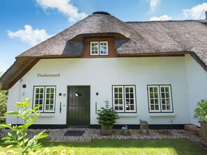 Exterior - Luxuriöses Apartment in Reetdachhaus by Interhome (Archsum)