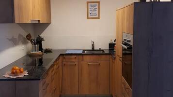 Kylskåp, mikrovågsugn, ugn och diskmaskin