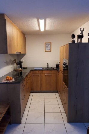 Kylskåp, mikrovågsugn, ugn och diskmaskin