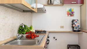 Kühlschrank, Mikrowelle, Ofen, Geschirrspüler