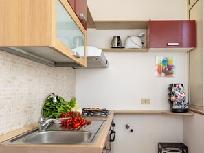 Een koelkast, een magnetron, een oven, een vaatwasser