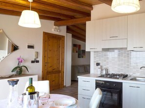 Refrigerador, horno y utensilios de cocina 