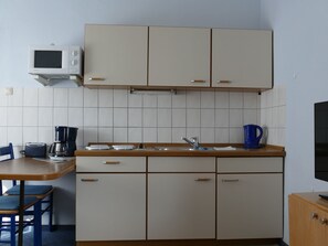 Kühlschrank, Mikrowelle, Kochgeschirr/Geschirr/Besteck