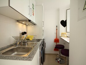 Fridge, microwave, cookware/dishes/utensils - Alfama Right Point, Studio Santo Estevão by Interhome (Lisbon)