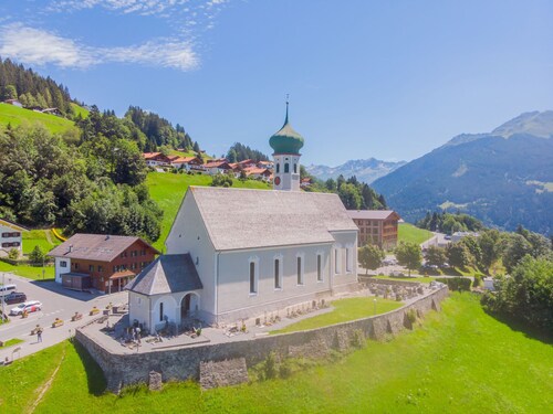 Große Wohnung in Silbertal mit Großem Garten by Interhome