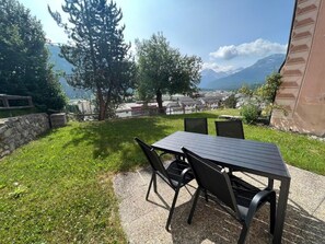 Outdoor dining - Chesa Fischer / Wohnung Palü / ÖV-Inklusive by Interhome (Samedan)
