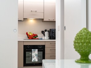 Fridge, oven, cookware/dishes/utensils - Wohnung 'Loft 192' in Strandnähe by Interhome (Castelmola)