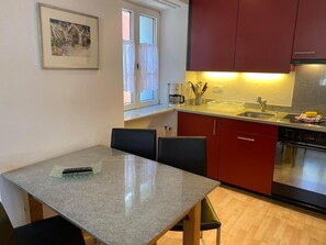Kühlschrank, Ofen, Kochgeschirr/Geschirr/Besteck