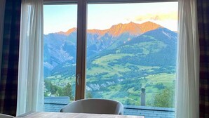 Una habitación con un amplio ventanal que ofrece vistas a la montaña.