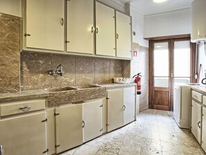 Fridge, microwave, oven, dishwasher - Studio für 29 Personen und 1 Kind in Lissabon, Região de Lisboa (Costa de Lisbo by Interhome (Lisbon)