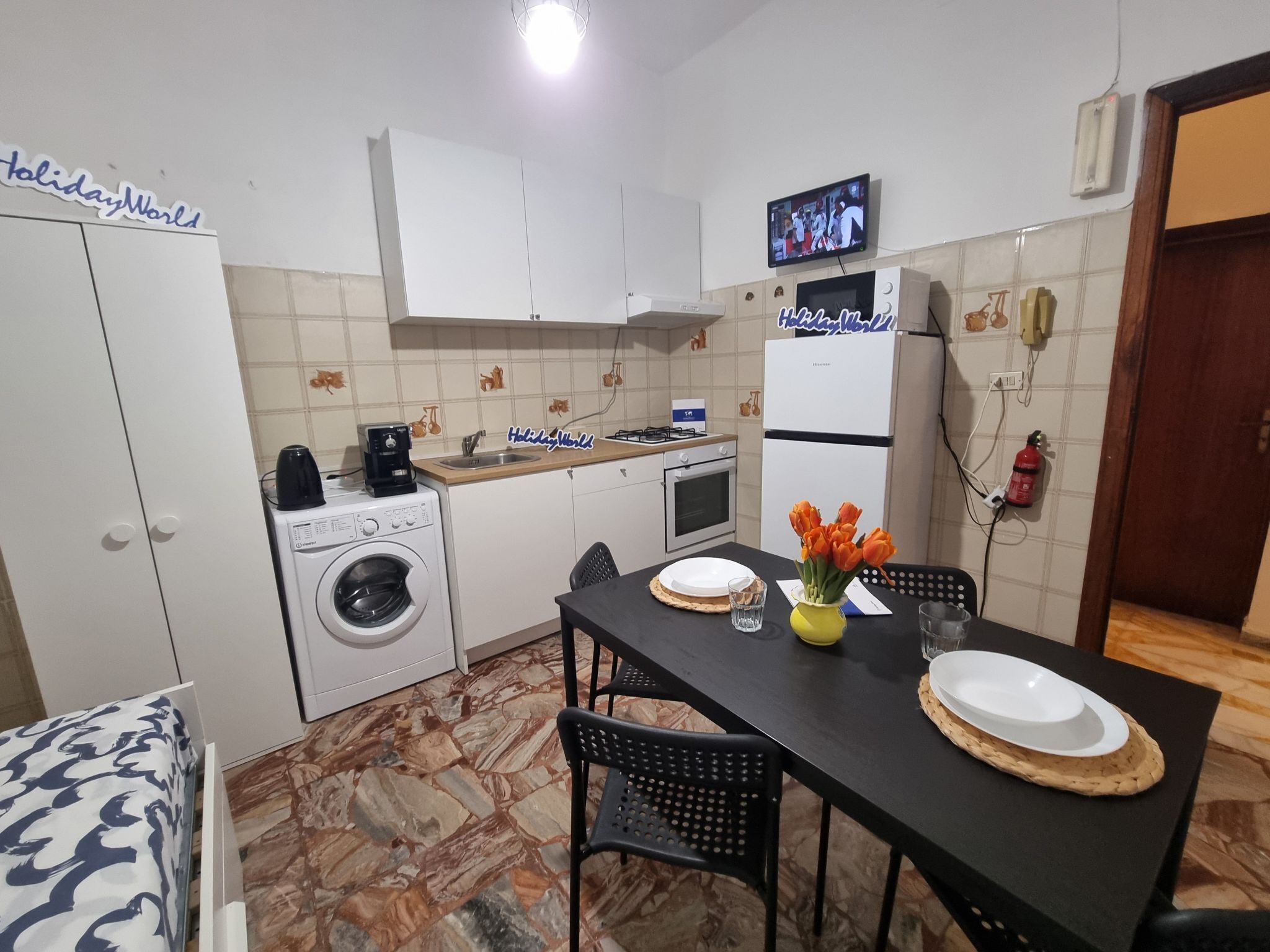 Jääkaappi, mikroaaltouuni, uuni, keittoastiat/astiat/ruokailuvälineet