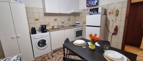 Jääkaappi, mikroaaltouuni, uuni, keittoastiat/astiat/ruokailuvälineet