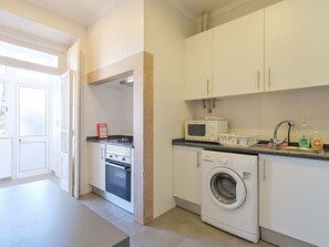 Een koelkast, een microgolfoven, een oven, een vaatwasser