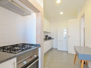 Fridge, microwave, oven, dishwasher - Guinea 19 by Interhome (Lisbon)