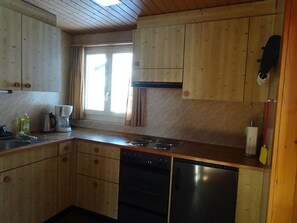 Réfrigérateur, four, batterie de cuisine, vaisselle et ustensiles