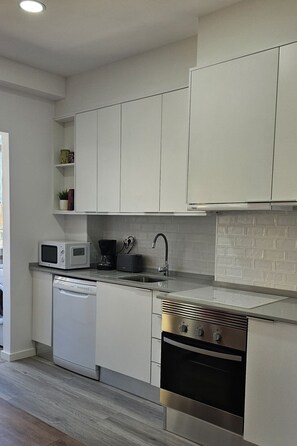 Kühlschrank, Mikrowelle, Ofen, Geschirrspüler