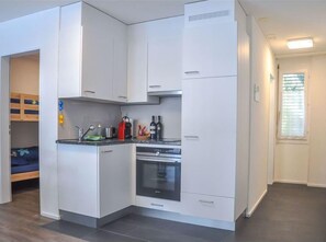 Fridge, oven, cookware/dishes/utensils - 2-Zimmerwohnung Mörlialp im Wander- und Skigebiet by Interhome (Giswil)