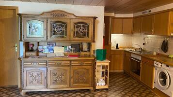 Réfrigérateur, four, batterie de cuisine, vaisselle et ustensiles