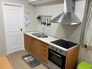 Fridge, microwave, oven, cookware/dishes/utensils - Das Haus der Verwöhnung by Interhome (Aveiro)