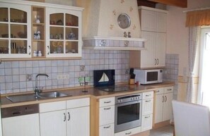 Kühlschrank, Mikrowelle, Ofen, Geschirrspüler