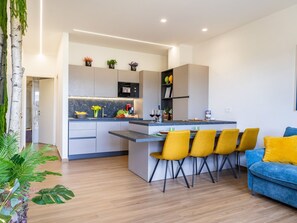 Kühlschrank, Mikrowelle, Ofen, Geschirrspüler